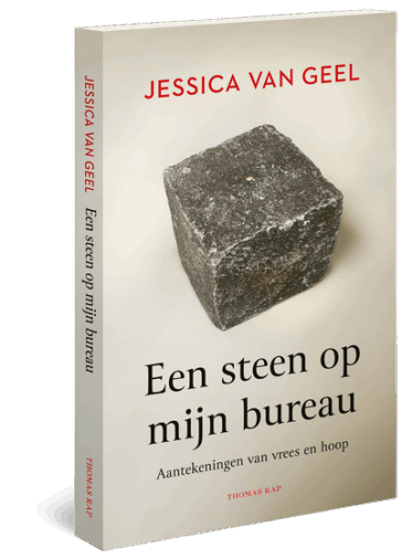 Een steen op mijn bureau